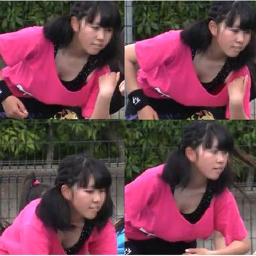 若い子のおっぱいが半分見えてます！！胸チラ当たり前！！t1...