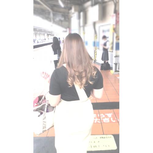 暑さでムレムレ、パン線くっきりデカ尻姉さん追跡