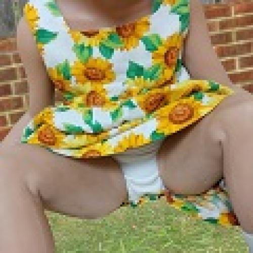 小さい女の子のお座りパンチラベスト vol.１