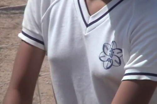 まだブラ着けてない少女の運動会を撮影すると尖端はこうなりま...