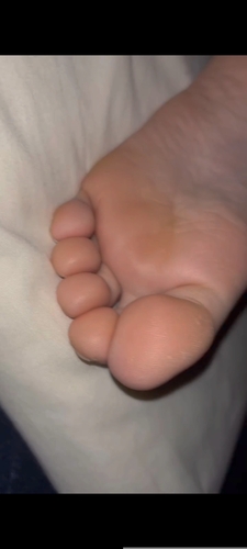 寝ている間に姉の足を触りまくる