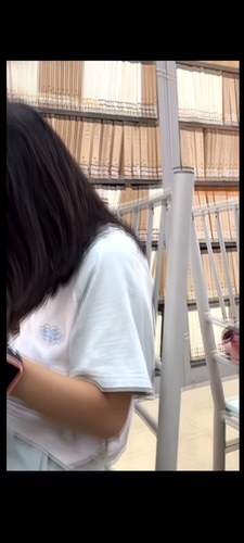 勉強中の学生風？可愛い女の子のサンダル靴脱ぎ