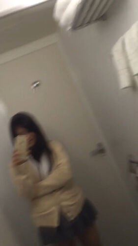 多目的トイレで自撮り