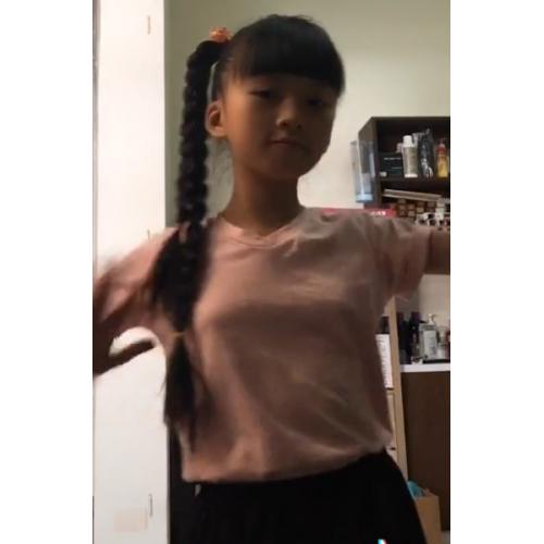 かわいい！ちっちゃいのにピンピンのＴシャツっ娘ちゃん