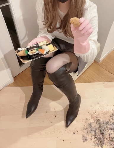 コメックスのピンヒールニーハイブーツでお寿司踏み潰し２　別アングル　＃フードクラッシュ　＃ニーハイブーツ　＃ブーツフェチ