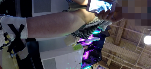 ゲーセンで夢中の美少女を逆さ撮り♡