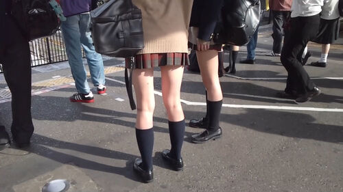 スカートめくり隊