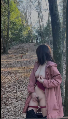 野外で胸や尻を露出してオナニーする変態女のエロ自撮り配信