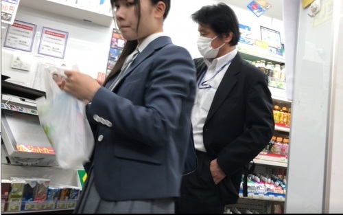 （続）清楚系お嬢様風、女子高生ホワイトパンティ逆さ撮り