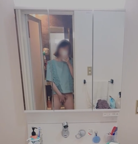 着エロオナニー自撮り　素人が自宅で鏡の前で下半身だけ裸になり自慰行為を個人撮影