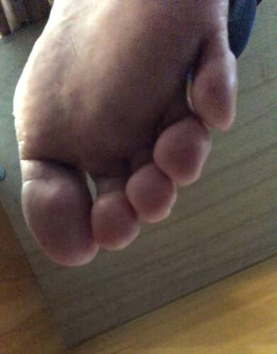 可愛いJDの女の子の足裏を接写！