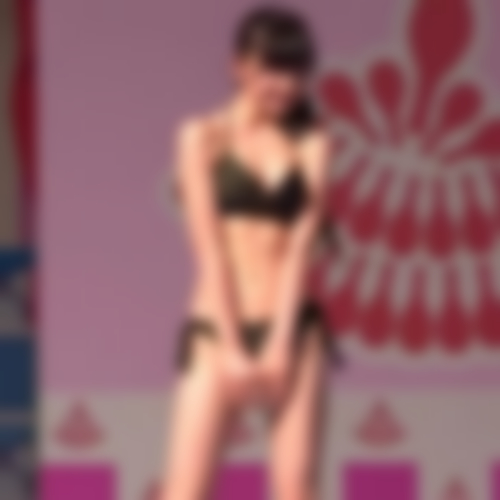 祭りで若女性が水着ショー