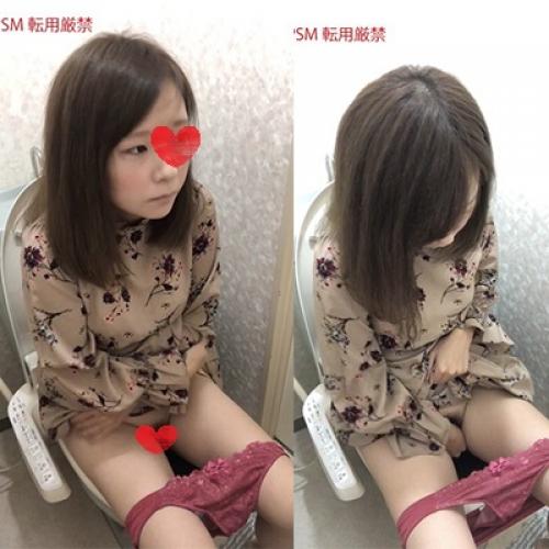 【超高画質トイレ盗撮】メチャカワイイ！女子大生の陰毛丸見え