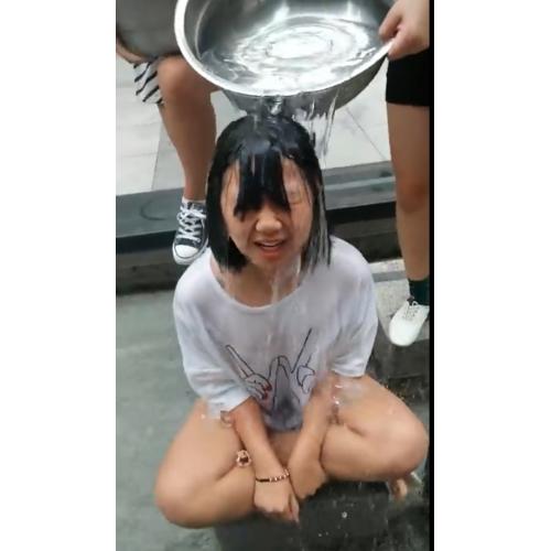 かわいい！氷水をかぶってびしょ濡れっ娘ちゃんたち！