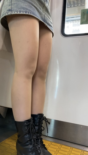 デニムスカートの女子大生を逆さ撮り！！(純白のおパンティがチラチラ見える) 生足好きにはたまらない一品！！