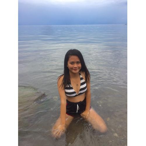 [32-01]学校が長期休校中だからか、この娘の髪も金髪に...