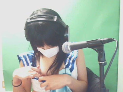 可愛い子の指ブラでポロリ