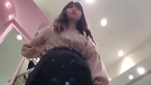 【靴売り場のオシャレなスタッフのパンチラ】 AD_0051