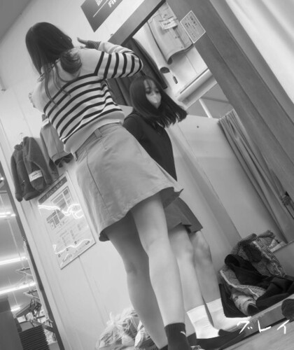 セクシーショット#1 試着室前でパンチラするお姉さん