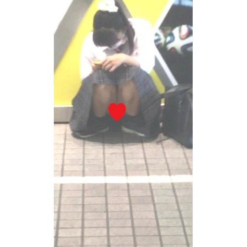 駅改札前でスカートの中身を全部見せちゃう痴女JKちゃん