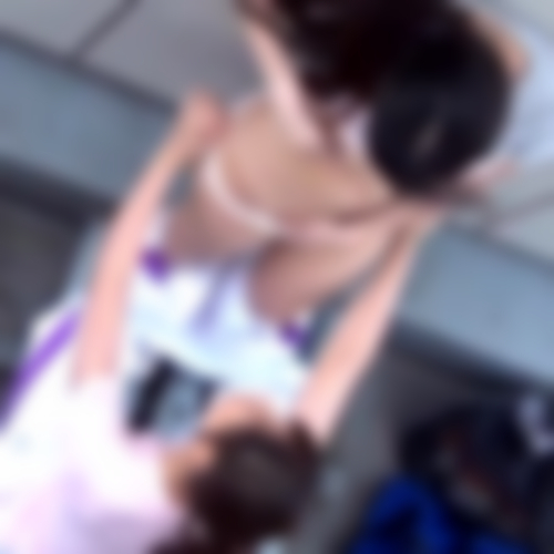 制服コス女子達が屋上でレズ