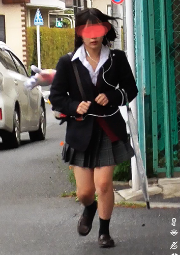 遅刻寸前で駆け上がるTバックKちゃん