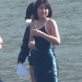 寒中での水着少女たち