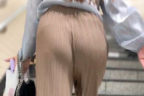 《ふんわりパンツから浮かび上がるプルプル美尻》