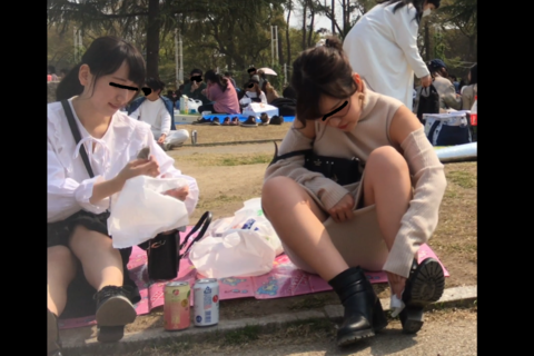 とにかくしゃがんでパンチラ　安心してください　見えてますよ...