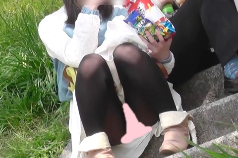 【黒タイツ】私服JDの座りチラ