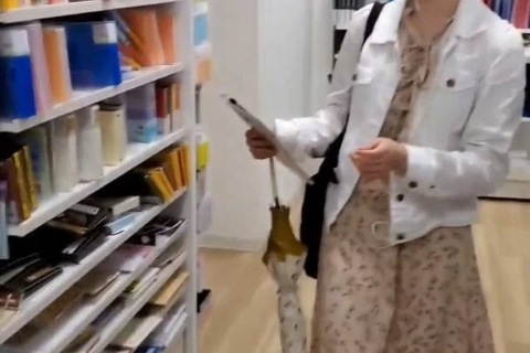 盗撮逆さパンチラ①