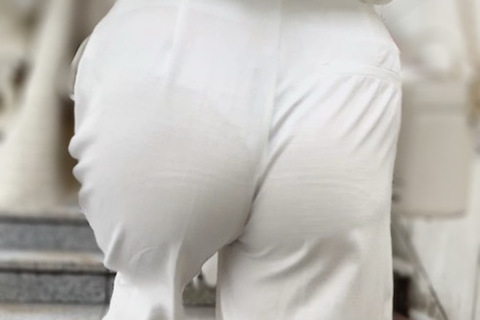 《白Tバックです！走りまくって魅力的な肉尻を揺らすショート...