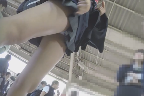 【顔有り】激カワ超ミニスカ制服JKの逆さパンチラ盗撮風！フ...