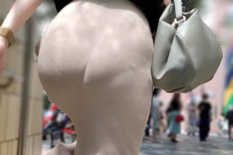 《ナイスな膨らみ！尻を突き出す様に階段を登る清楚系美人OL》