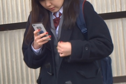 女子校生　ブルーのストライプ柄逆さ撮り