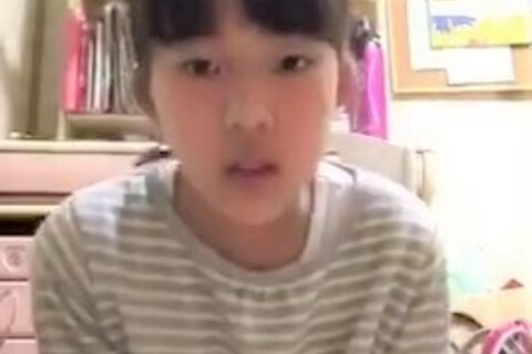 粘土遊びをする少女(356)