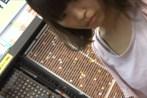 文房具店で女子大生の胸チラ