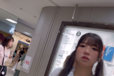 ツインテールのミニスカ制服コスプレパンチラ