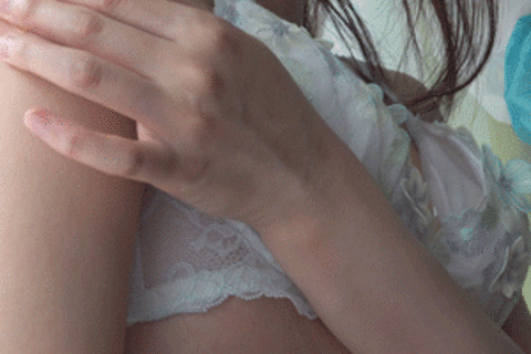 [ワクチン接種]ズリ上がるブラ！下から乳首がポロっと出るも...