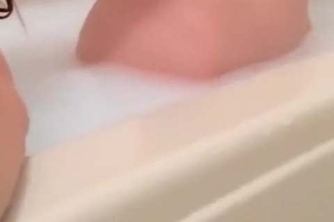 【初出し】友達と仲良くお風呂で配信