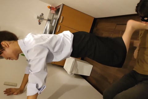 みくちゃんのストッキングで顔面ストレッチマシーンでM男の顔...