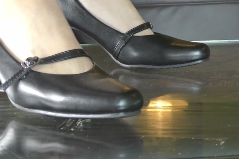 美少女めいちゃんのガラステーブル、パンプスでカブト〇〇クラ...