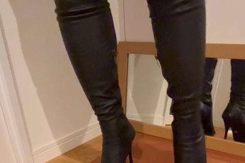 コメックスのピンヒールニーハイブーツでロールケーキ踏み潰し...