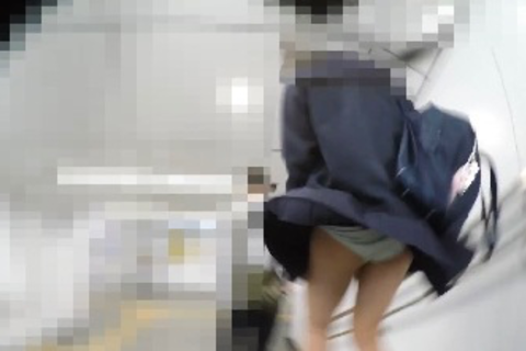 強風でパンモロする制服女子　パンチラ　風チラ　逆さ