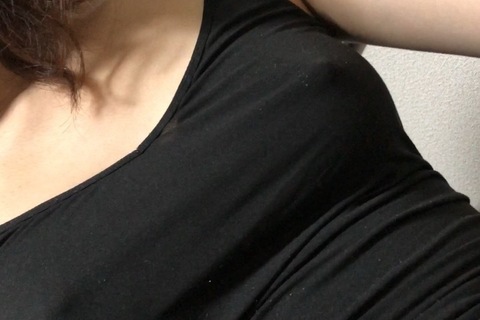 ノーブラでインナーキャミ 乳首くっきり 裸よりエロい