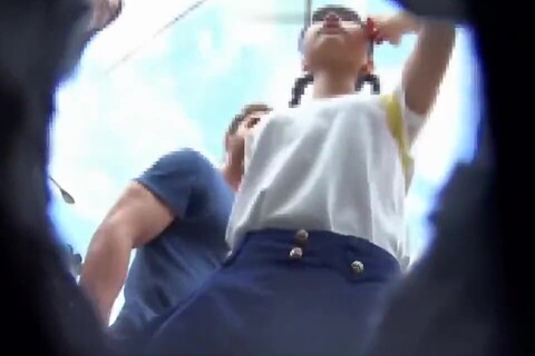 【バレて警〇沙汰】制服女子を狙った逆さ撮り