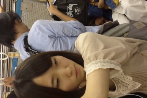 電車で覗いた華奢なOLの胸チラ乳首