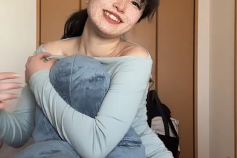 LIVE配信中に可愛い妹が