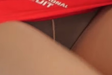 【隠しても何度も現れるミニスカパンチラ】S級キャンギャルの...