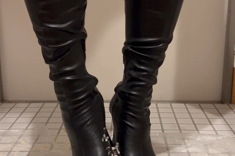 ニーハイブーツで太巻き踏み潰し　＃フードクラッシュ　＃ブー...